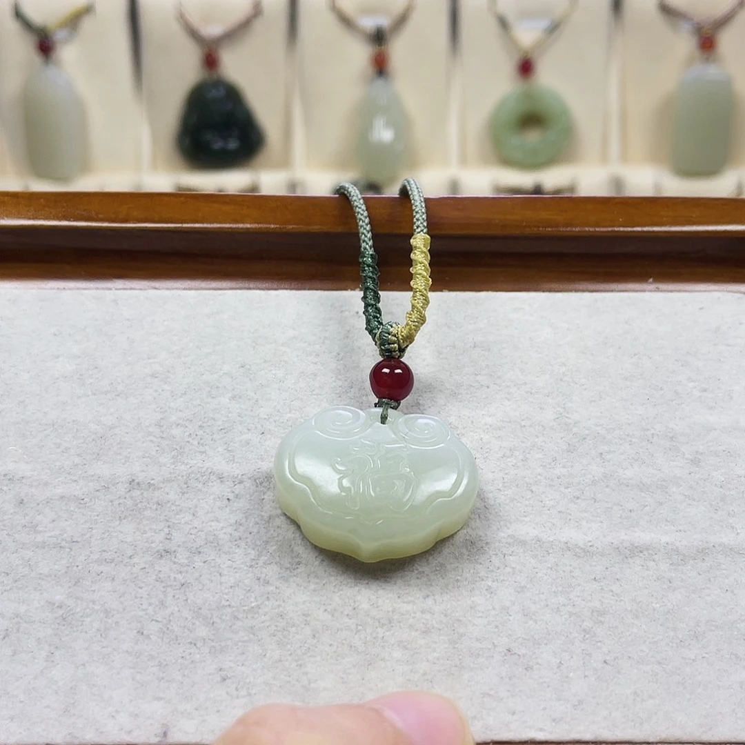 和田玉未镶嵌吊坠(赠链)