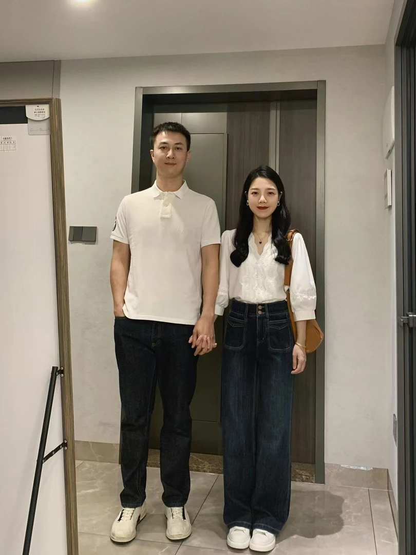 2025夏季新款法式简约设计感宽松V领上衣复古阔腿牛仔裤两件套装