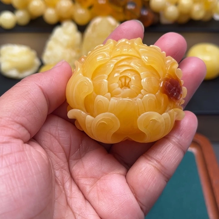 琥珀未镶嵌珠宝奇石M45号鸡油红牡丹花