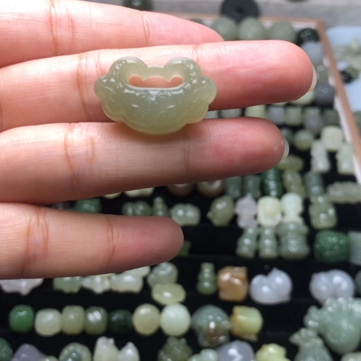 瞧***i颈饰未镶嵌和田玉