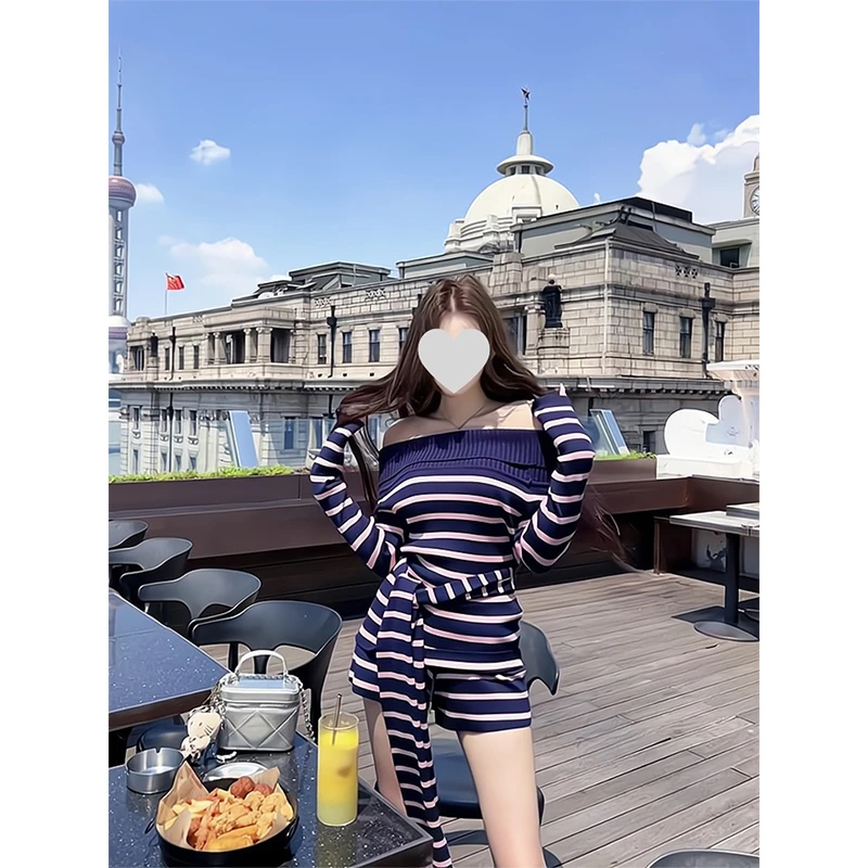 纯欲辣妹风撞色条纹时尚套装一字肩长袖套头针织衫高腰短裤两件套