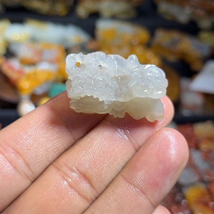 石英质玉（黄龙玉）未镶嵌颈饰