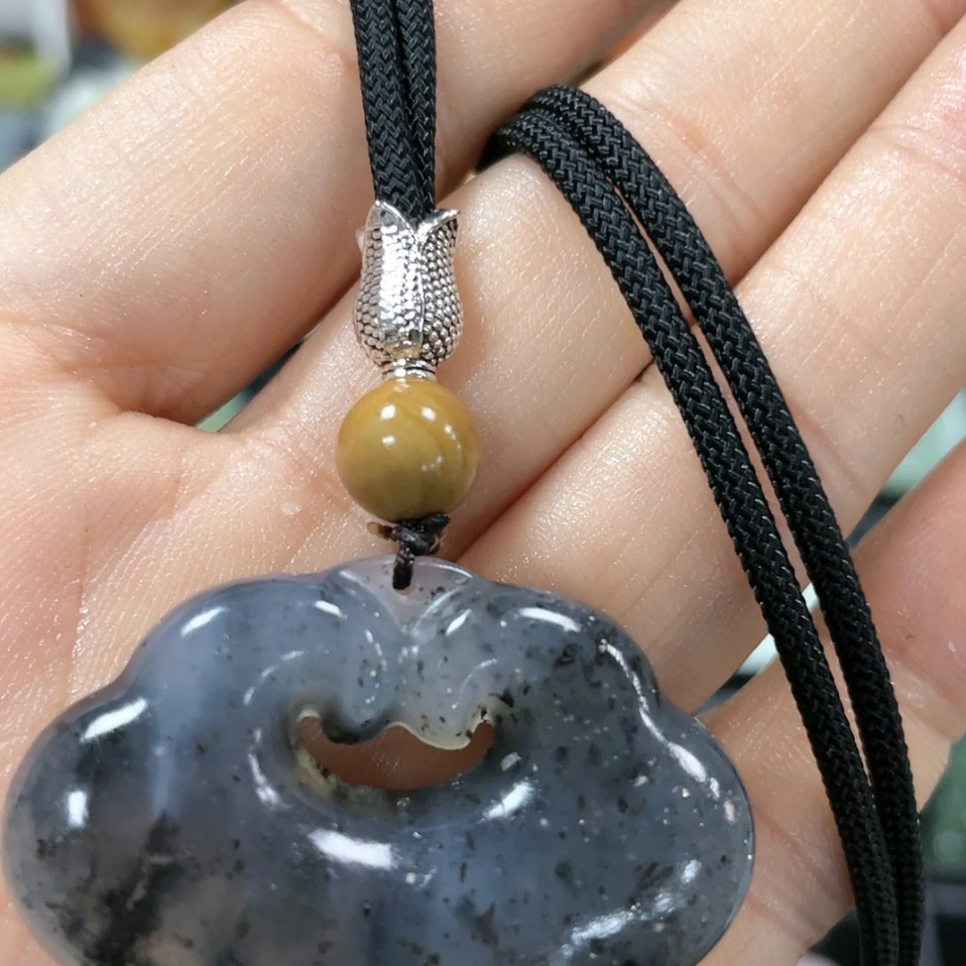 蛇纹石玉颈饰合金