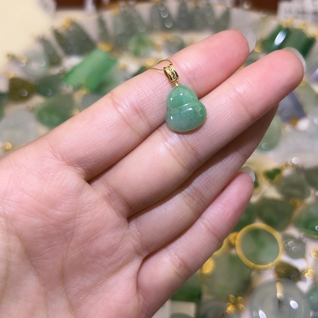 翡翠18K金镶嵌颈饰葫芦