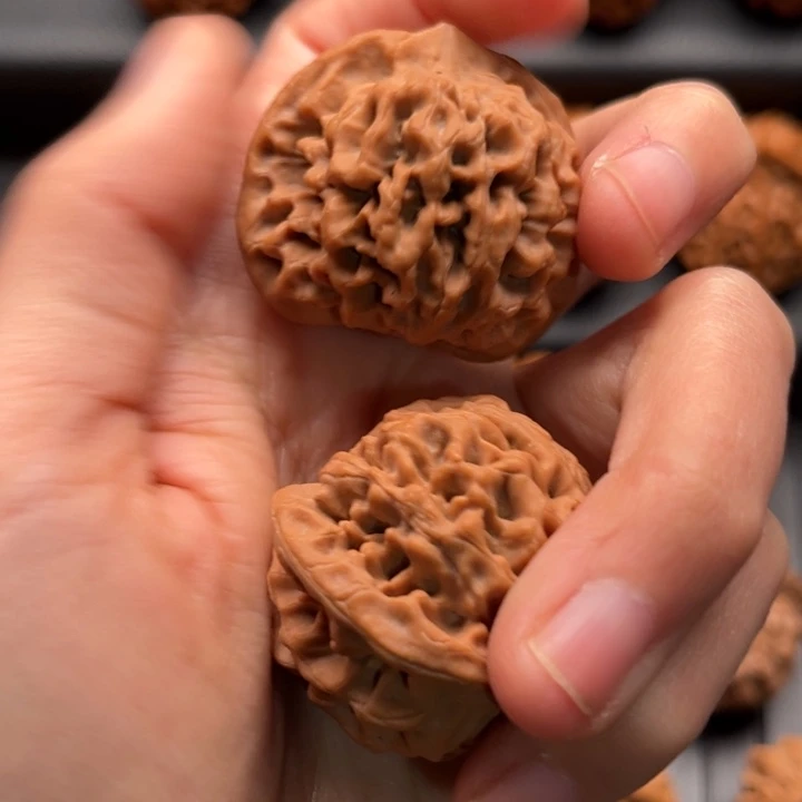 余***。文玩核桃吊坠秦闷