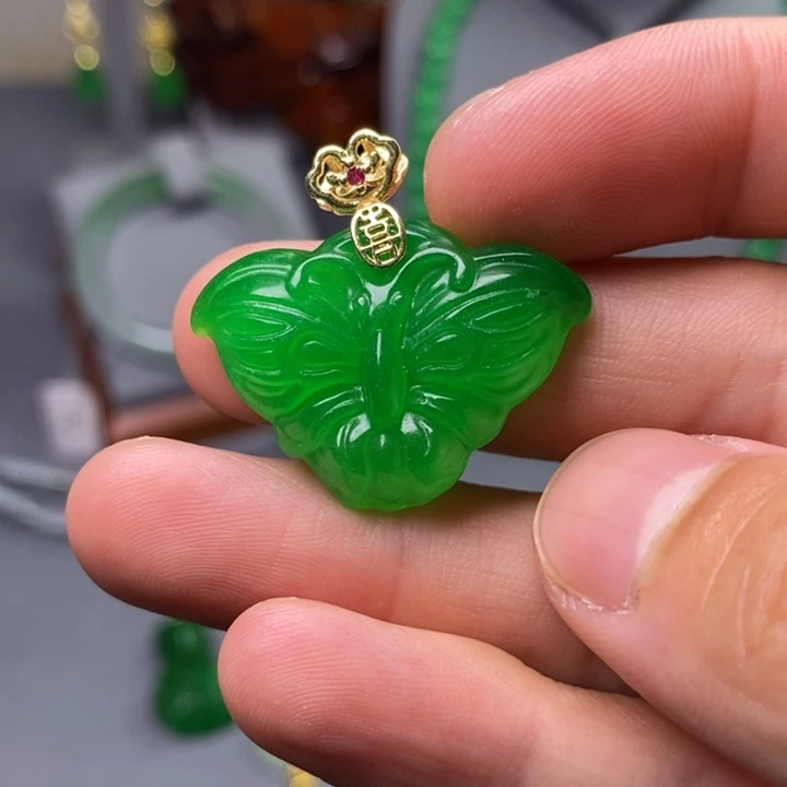 翡翠未镶嵌吊坠(赠链)