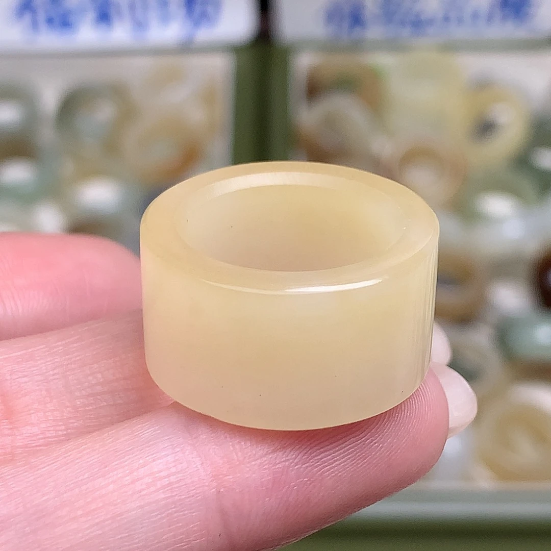 未镶嵌戒指和田玉