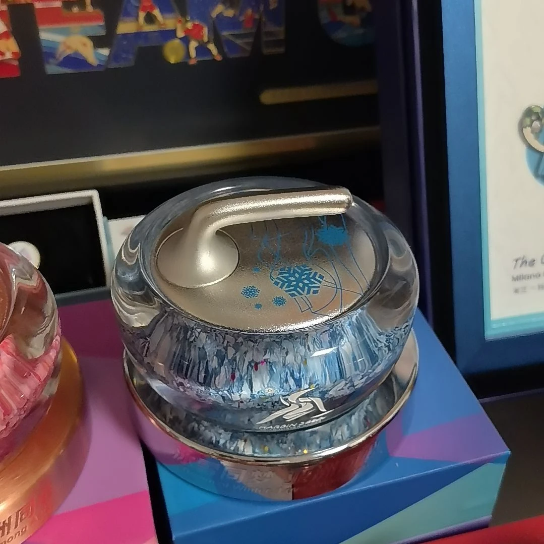 亚冬会中号蓝色冰壶原价388一个送小礼品