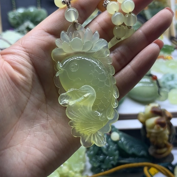 蛇纹石玉未镶嵌颈饰