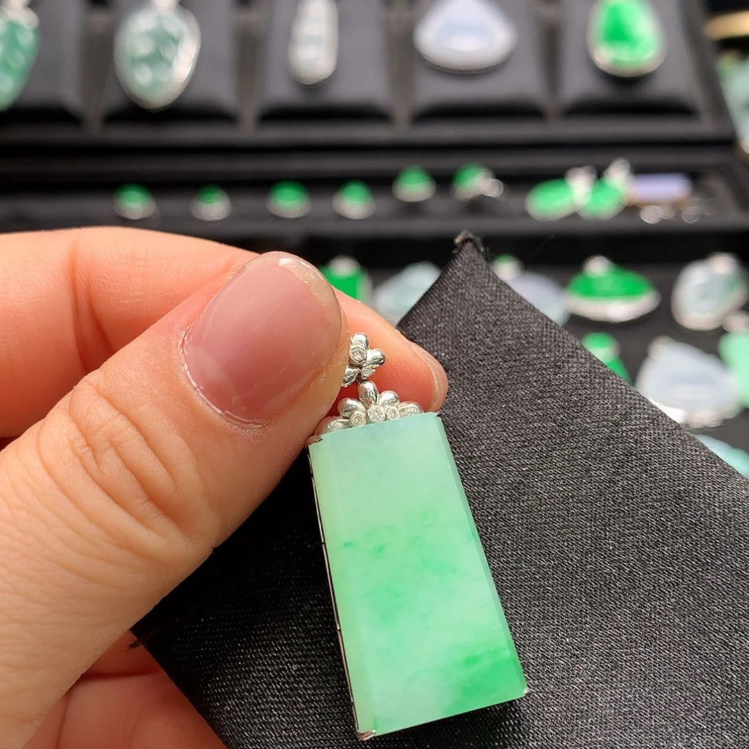 翡翠18K金镶嵌颈饰叶子