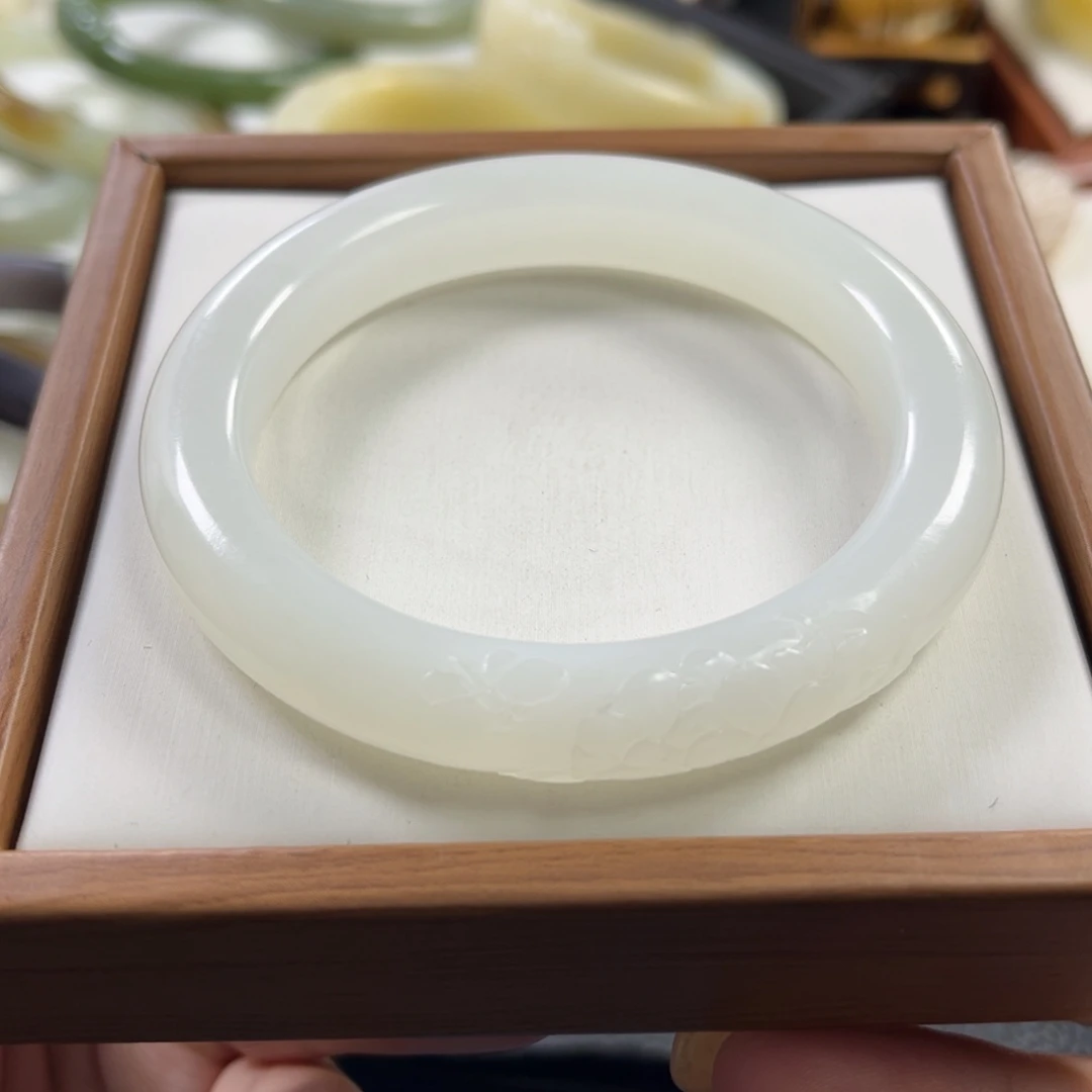 牛****和田玉未镶嵌颈饰