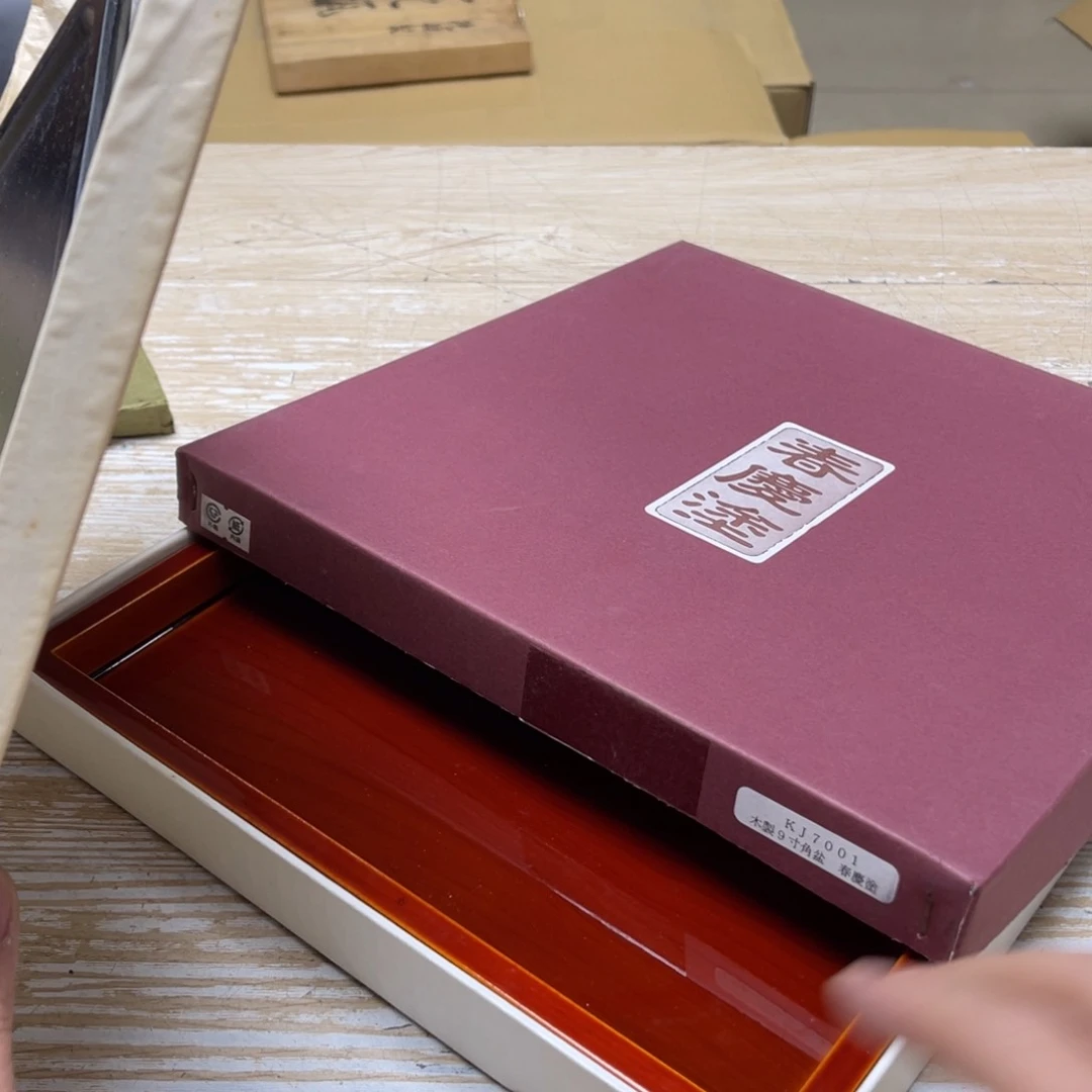 瓷片宇*密密麻麻地排列着一个大