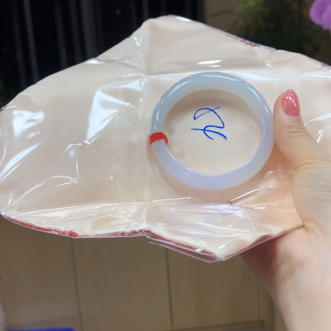 翡翠手镯未镶嵌不退不换