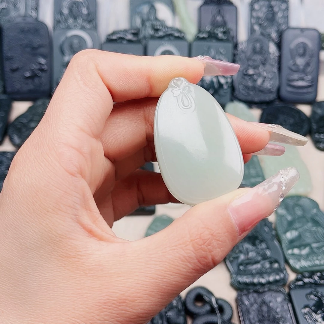 和田玉未镶嵌颈饰与****年