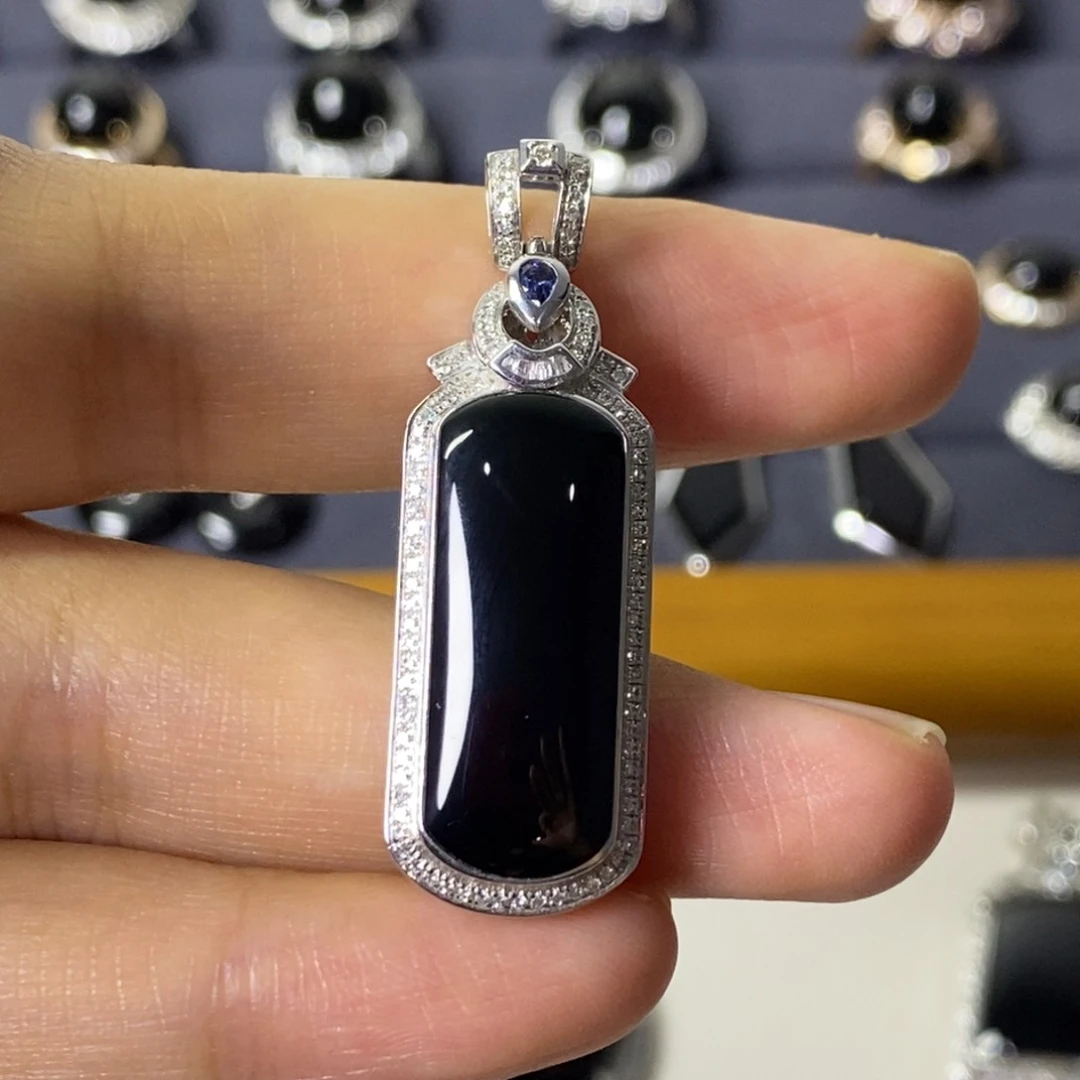 颈饰18K金镶嵌翡翠无事牌吊坠