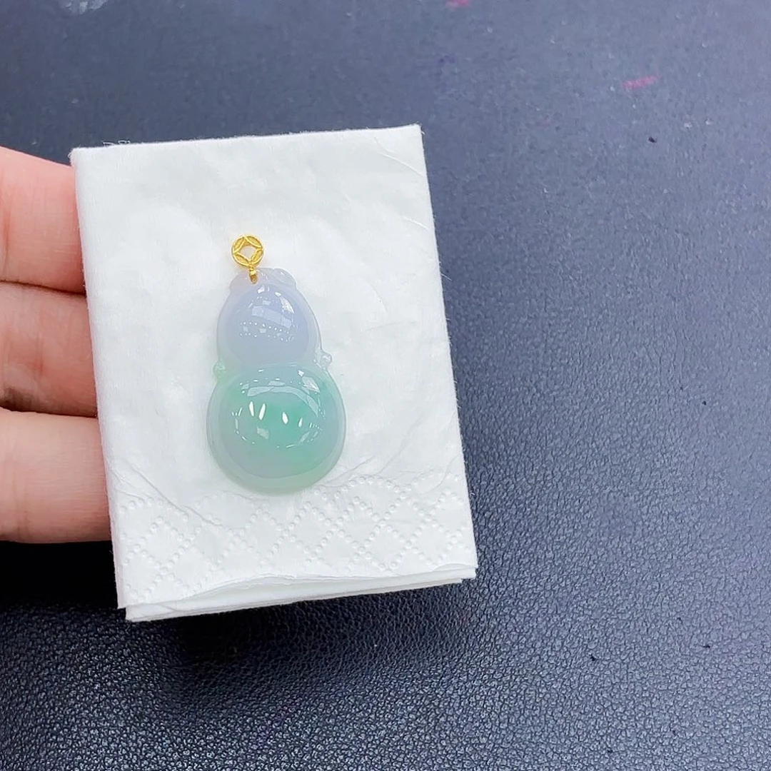 翡翠18K金镶嵌颈饰葫芦吊坠
