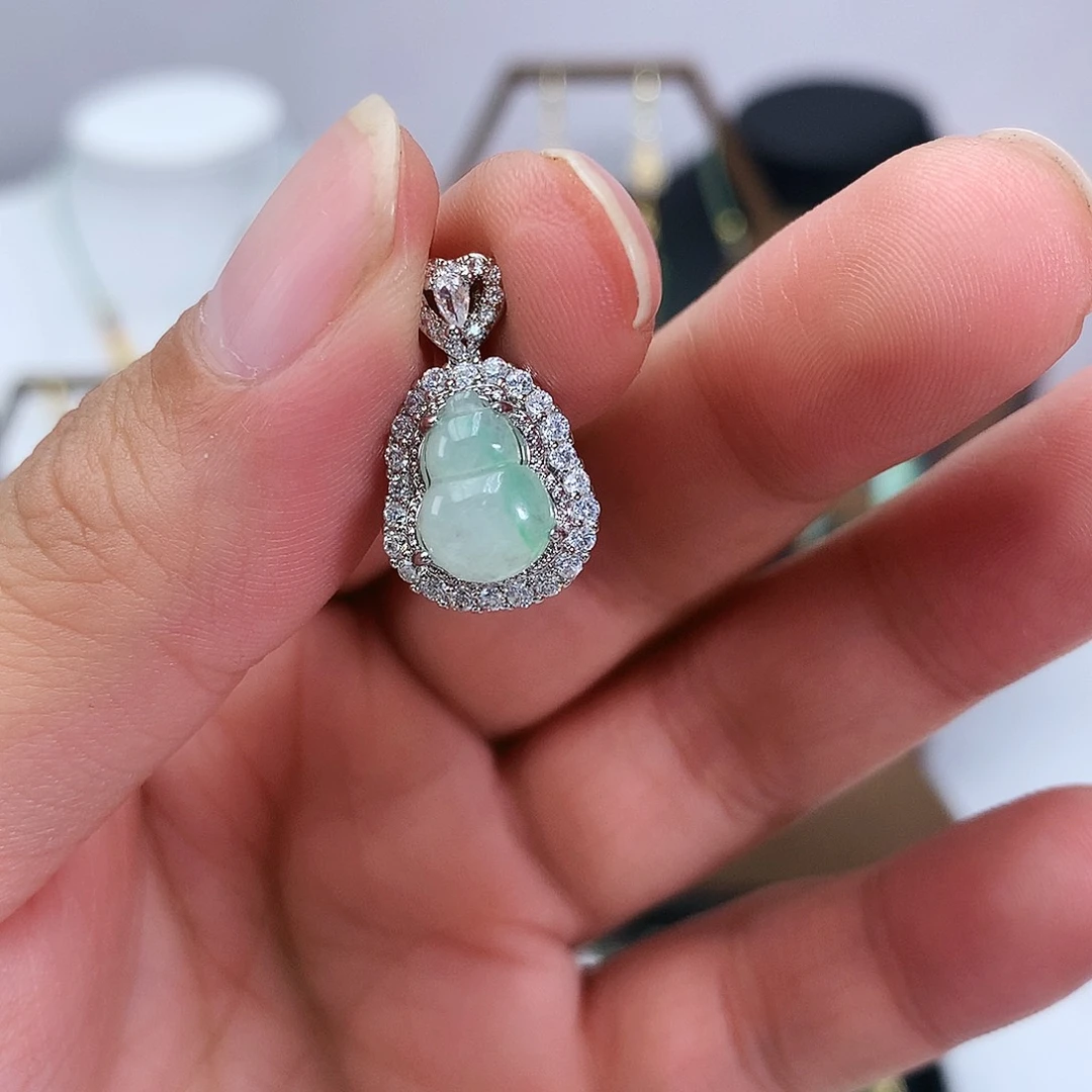 翡翠未镶嵌颈饰葫芦