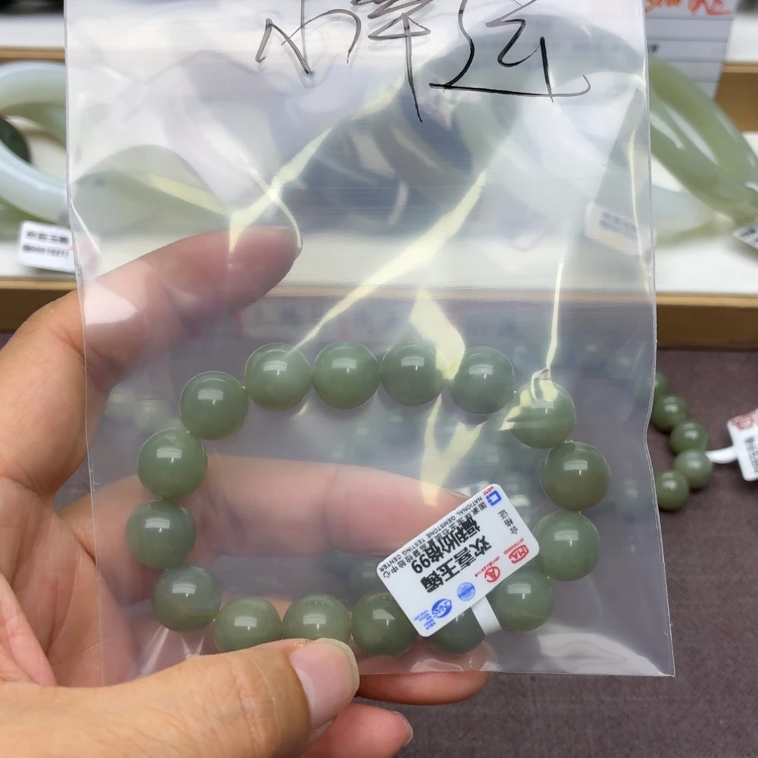 小****和田玉未镶嵌颈饰