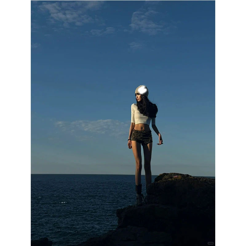 2025夏季新款裸感修身显瘦短款中袖圆领上衣配美式辣妹迷彩短裤女