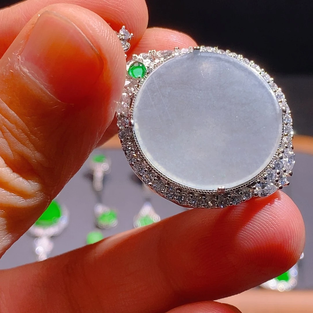 翡翠耳饰未镶嵌