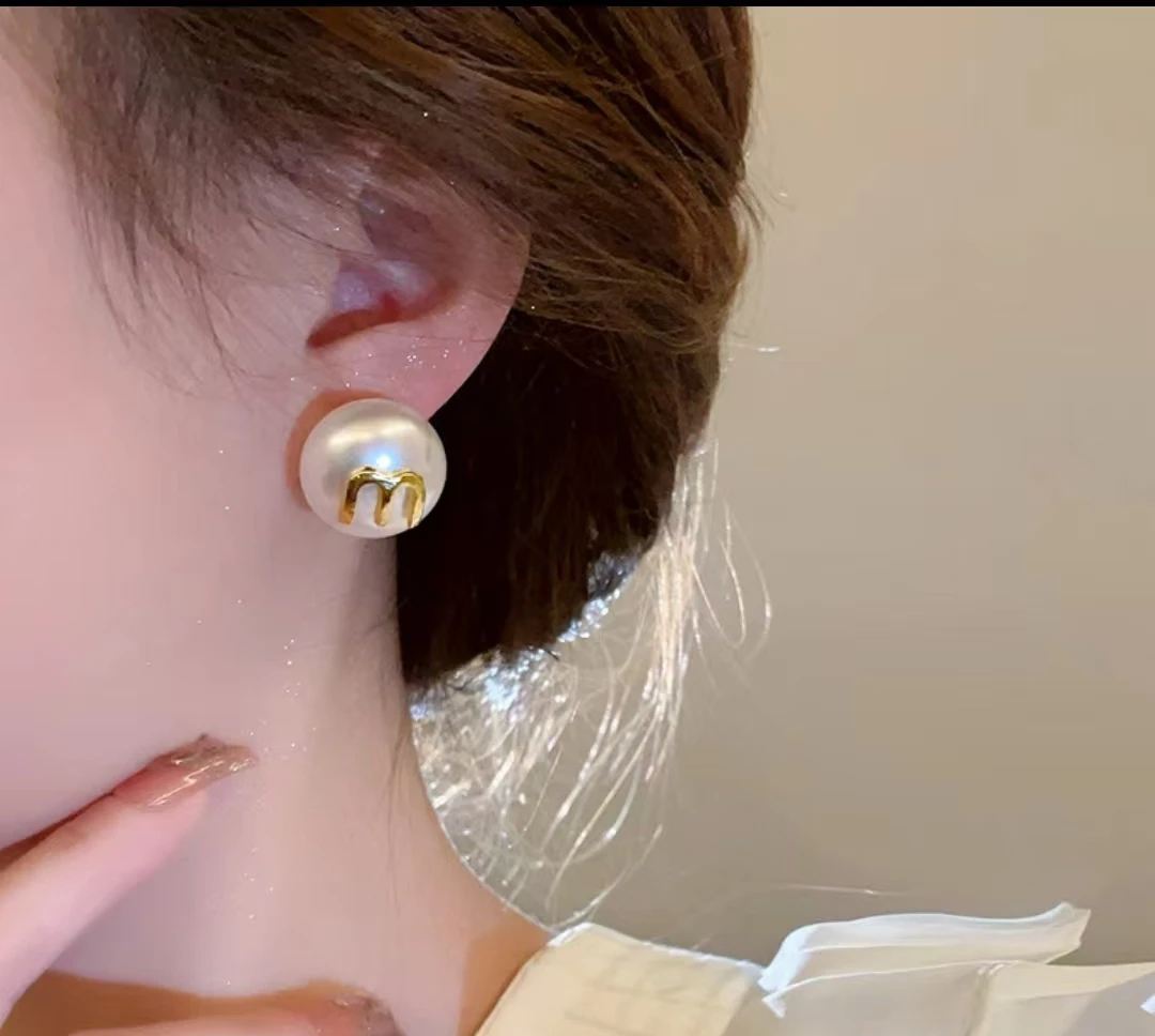 925银仿珍珠耳饰 铜合金仿珍珠耳饰 925银针时尚字母气质贝珠耳钉