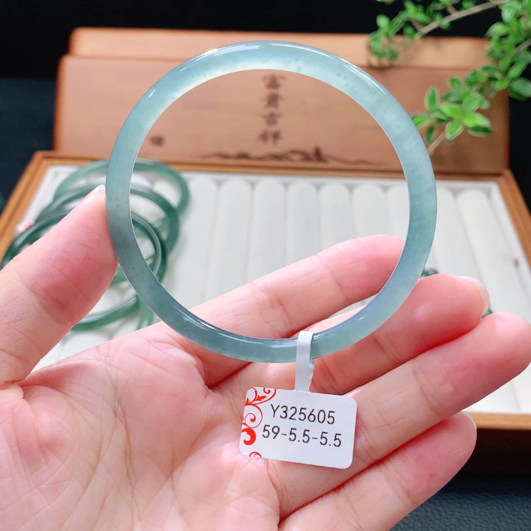 未镶嵌手镯（圆镯）翡翠