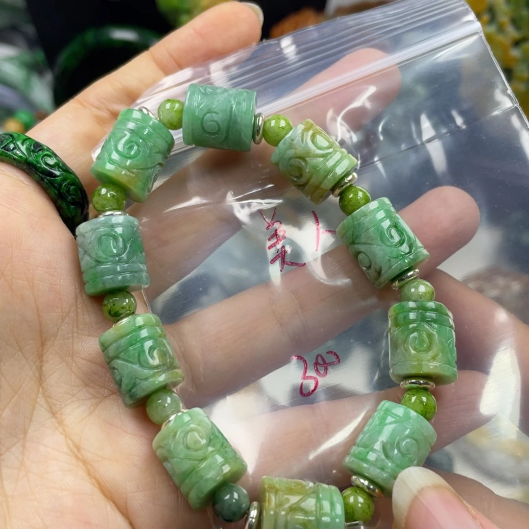 美****翡翠未镶嵌颈饰牌子