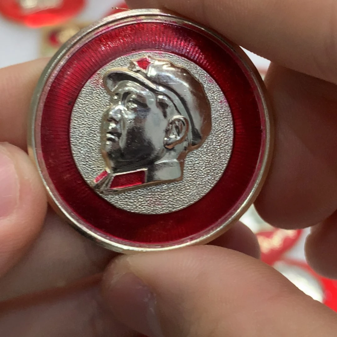 铝雨**虹红色纪念章 武像