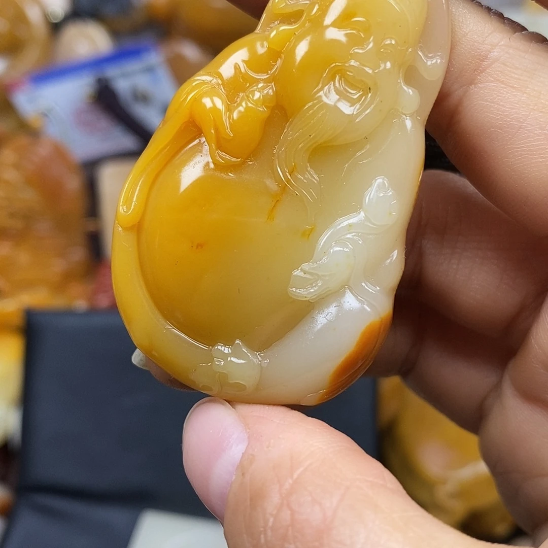 石英质玉（黄龙玉）颈饰未镶嵌