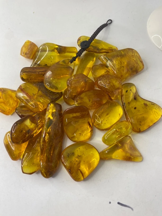 天然俄料琥珀金珀随形吊坠可作挂链戒面随机发