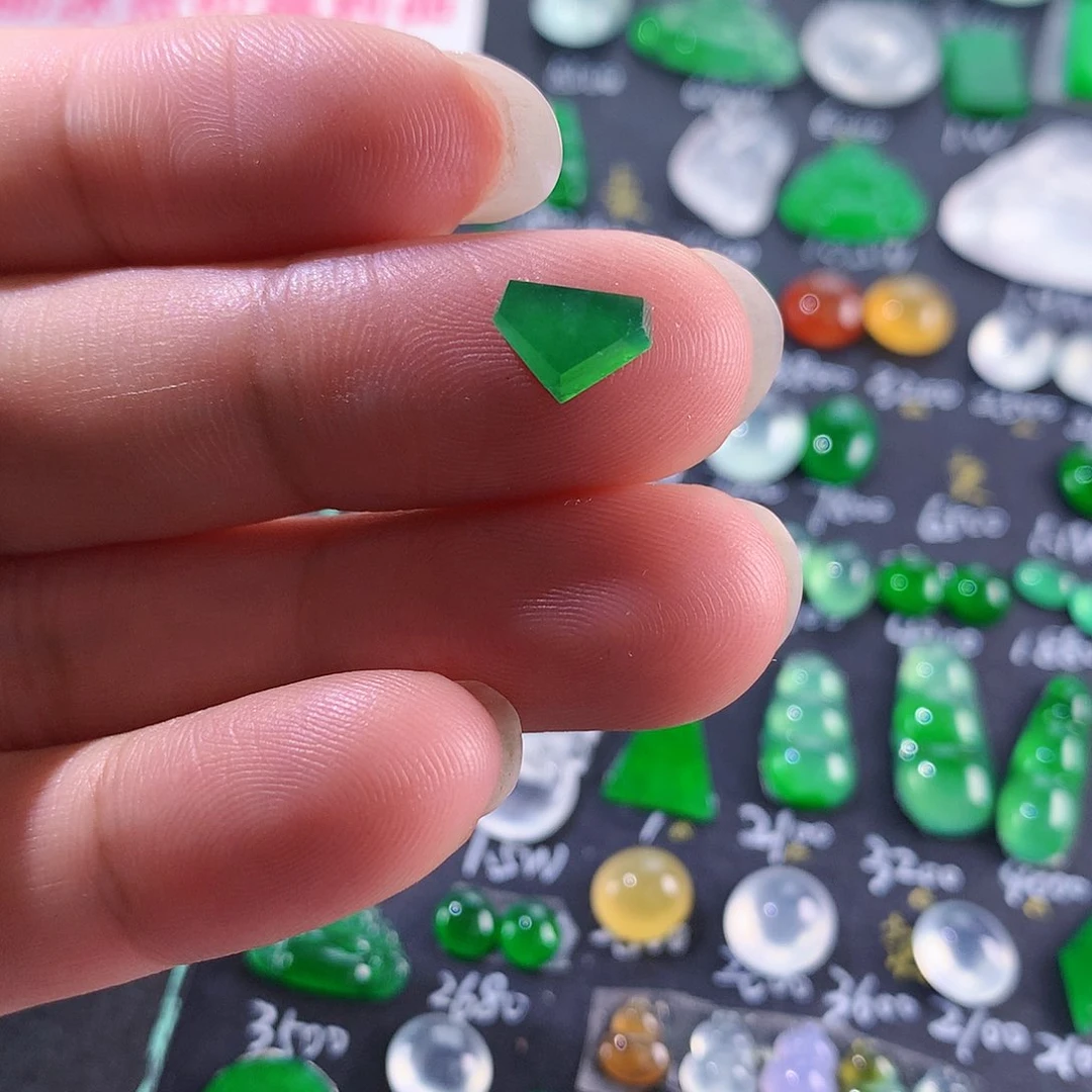 翡翠颈饰未镶嵌天然翡翠高冰绿心