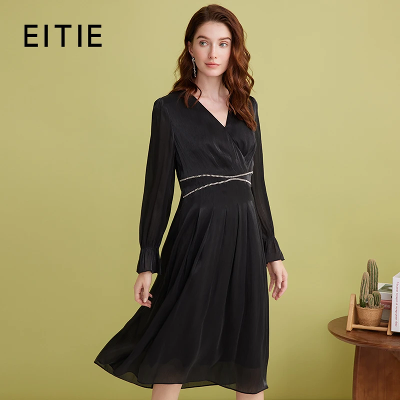 【春季新款】EITIE爱特爱气质优雅V领收腰垂坠压褶连衣裙A2507529