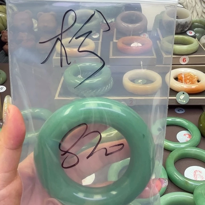 石英质玉手镯未镶嵌朕***?