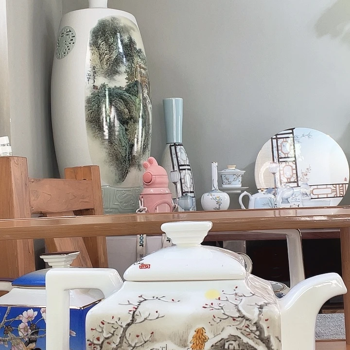 手绘山水茶壶。