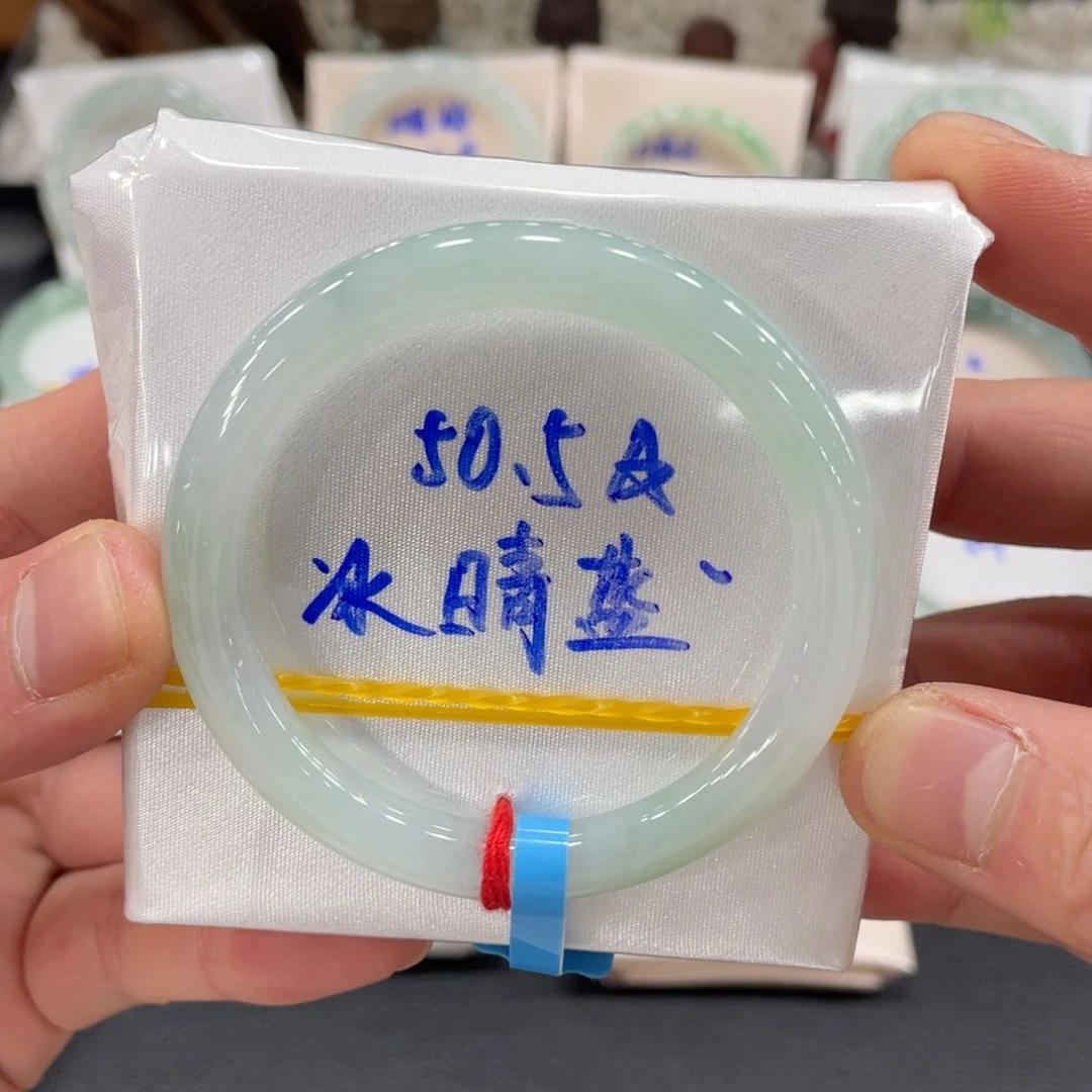 翡翠手镯未镶嵌翡翠