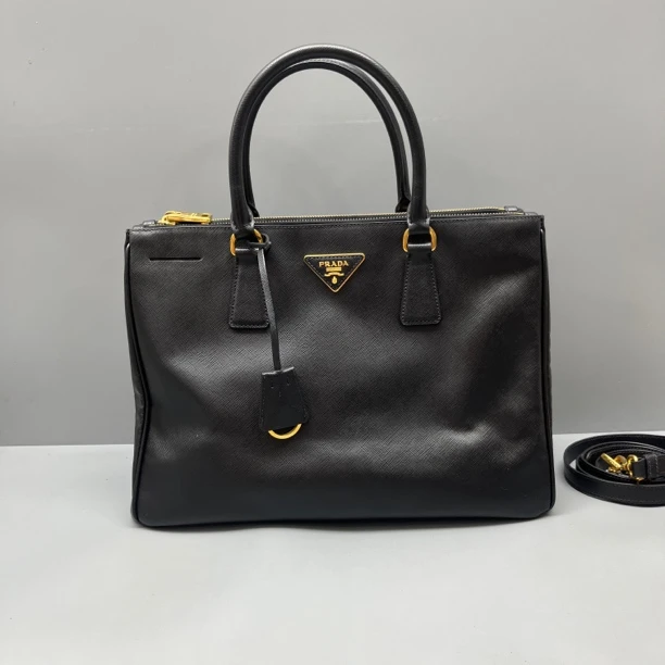 95新 Prada/普拉达 黑金十字纹杀手包 尺寸34*23 SV16597