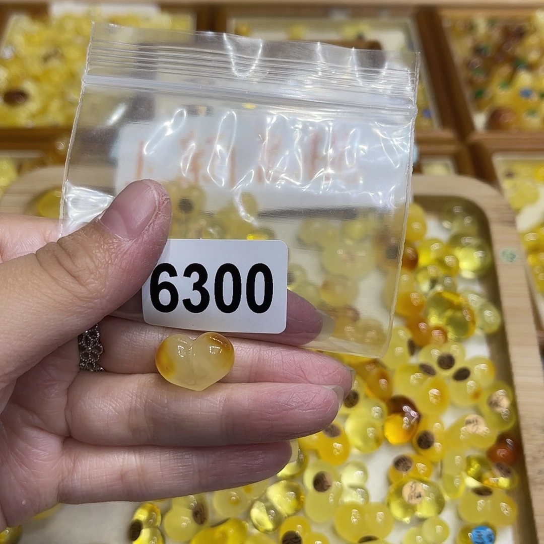 琥珀未镶嵌颈饰蜜蜡