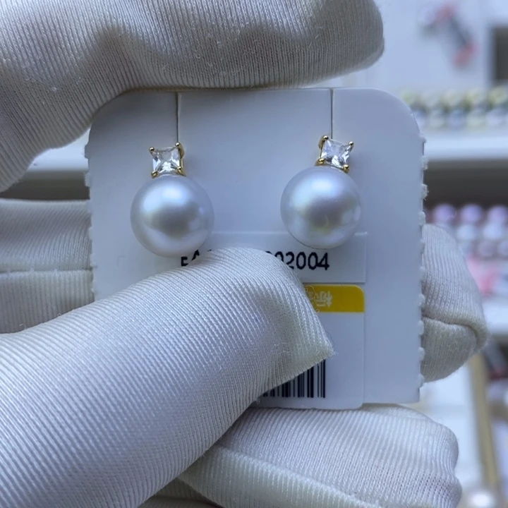 18K金镶嵌海水珍珠耳饰