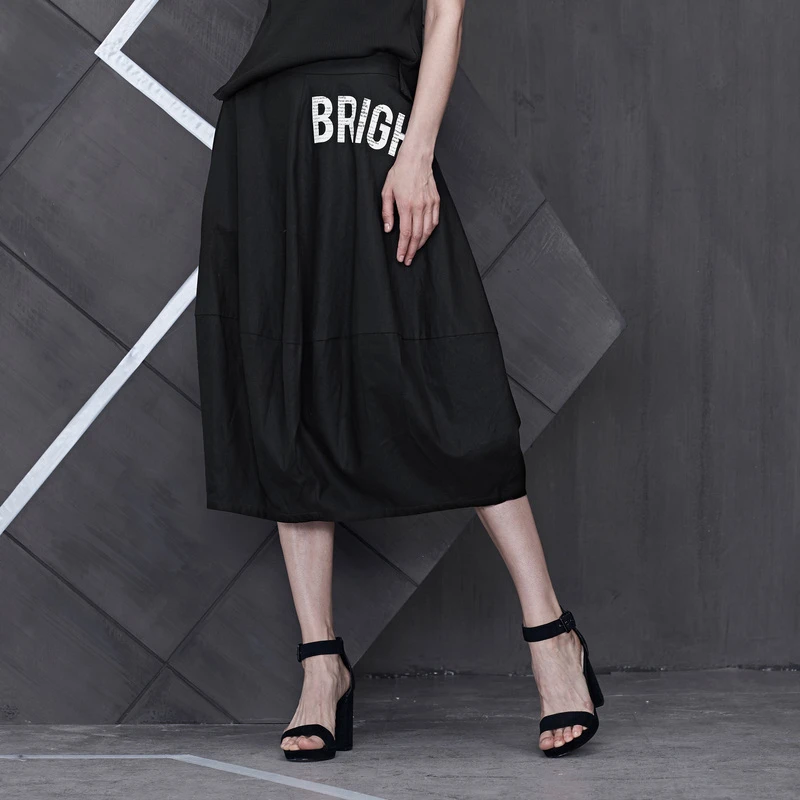 sdeer圣迪奥女2019夏时尚休闲撞色字母拼接纯黑半身长裙S19281130
