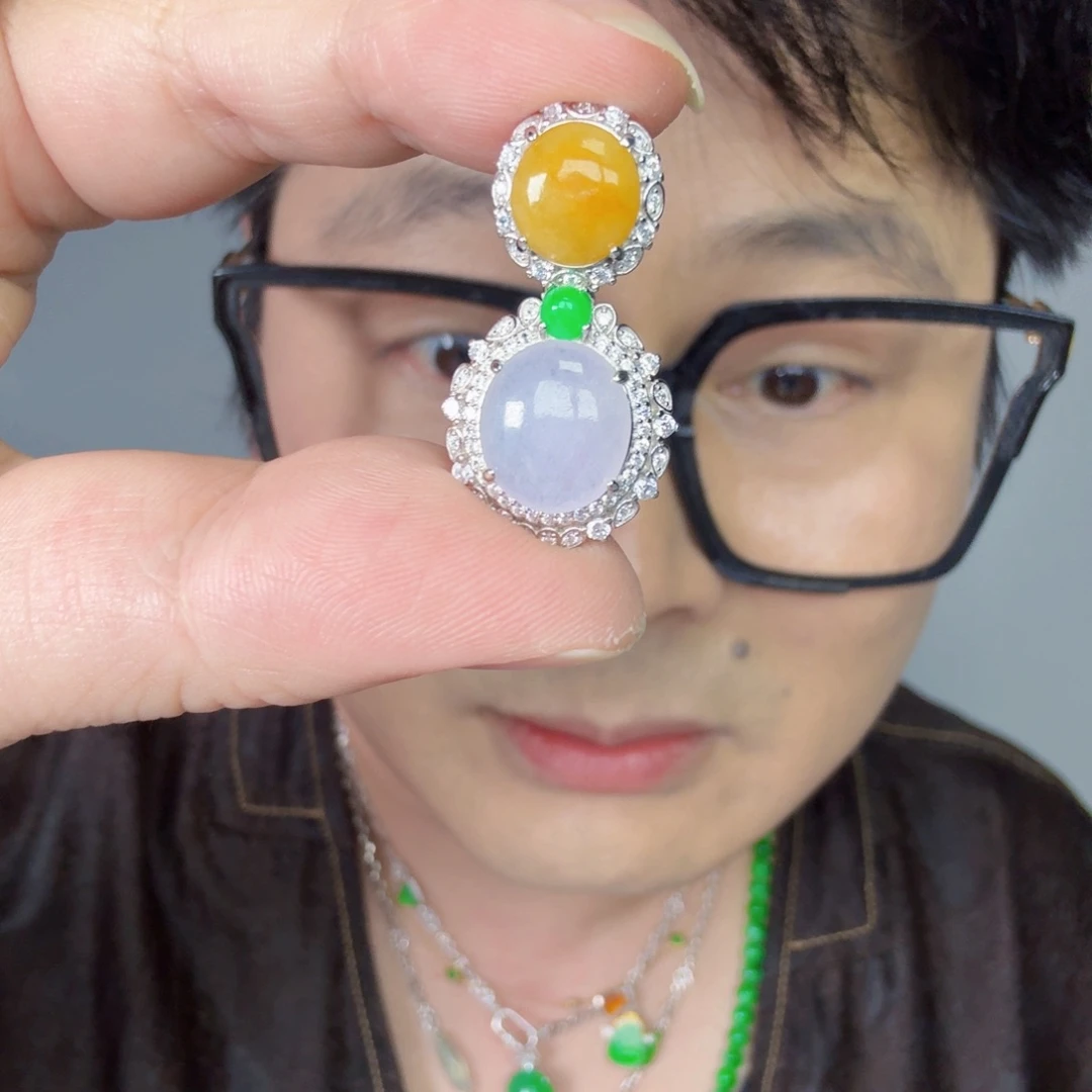 翡翠未镶嵌颈饰一件