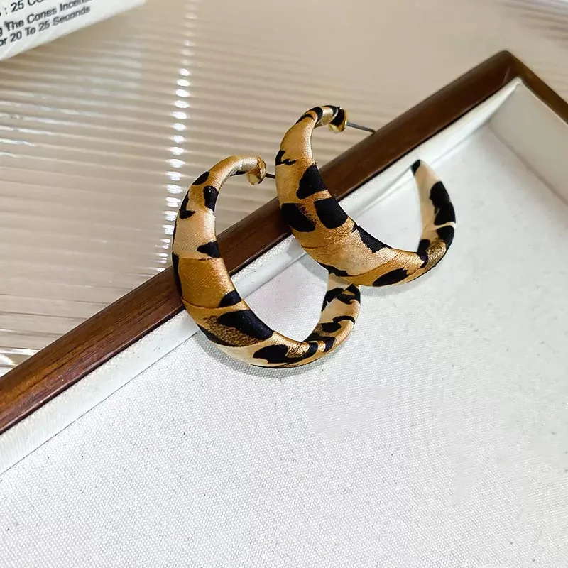 铜合金布艺耳饰 豹纹丝带耳环秋冬港风复古高级感小众时尚耳饰