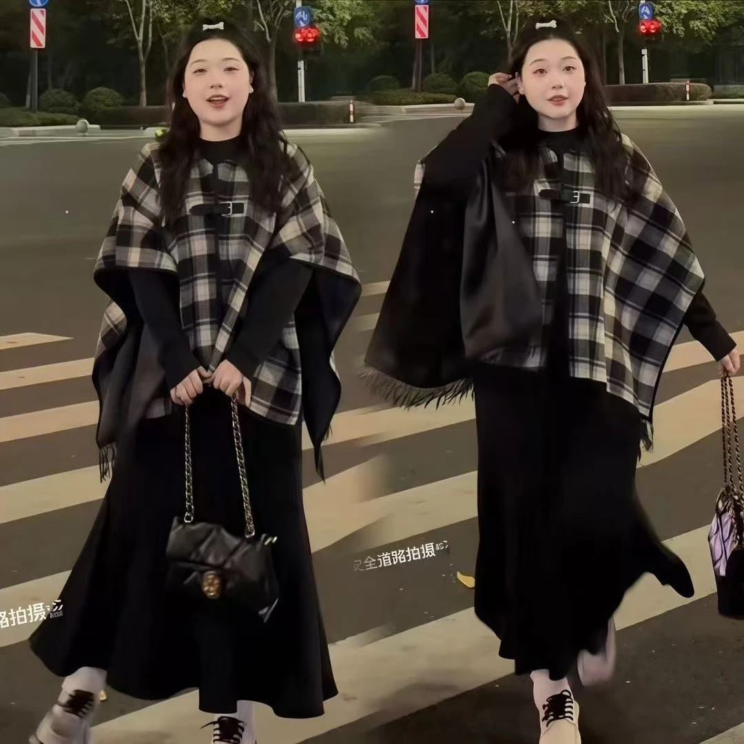 胖mm2024年秋冬新款拉德复古斗篷披肩收腰显瘦长袖连衣裙鱼尾套装