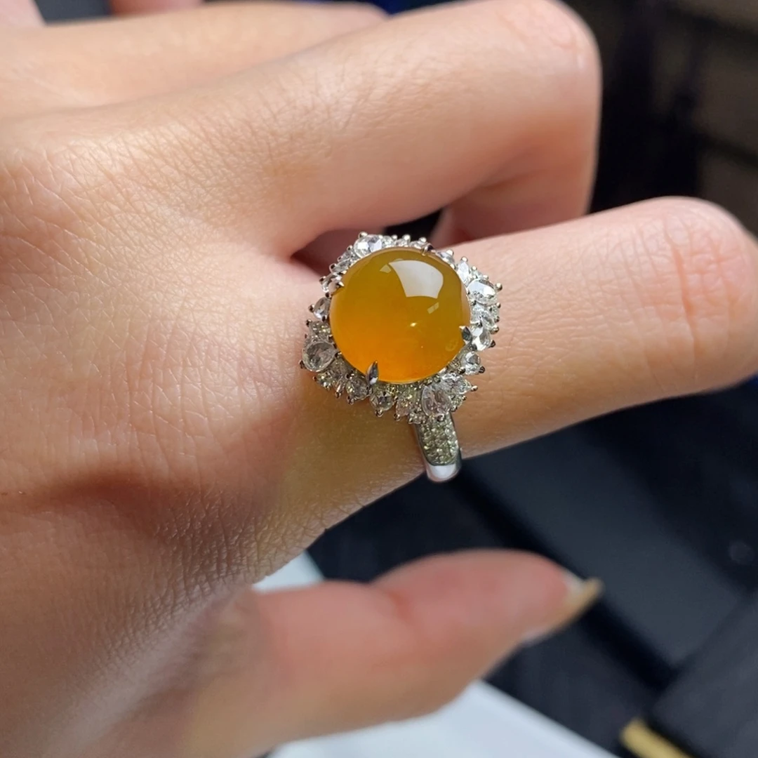 翡翠18K金镶嵌戒指冰黄翡蛋面