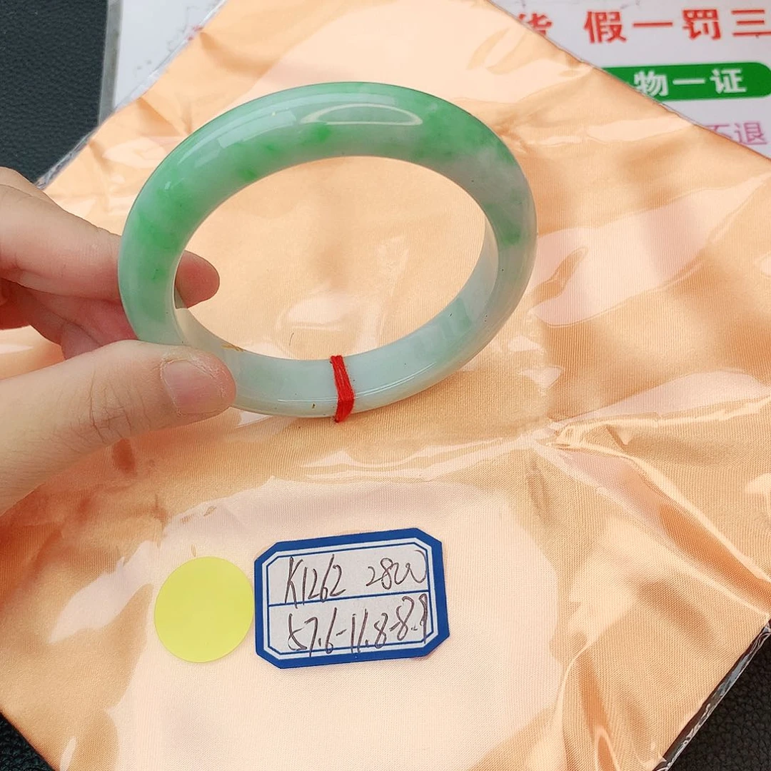 翡翠手镯未镶嵌翡翠