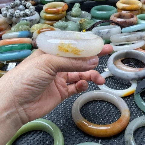 石英岩玉未镶嵌手镯