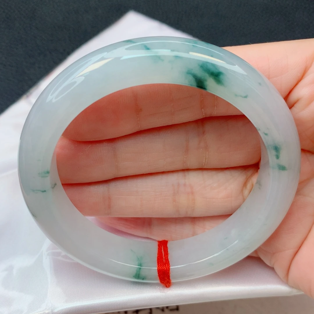 翡翠未镶嵌手镯55圈糯冰白底飘蓝花冰胶润完整度高