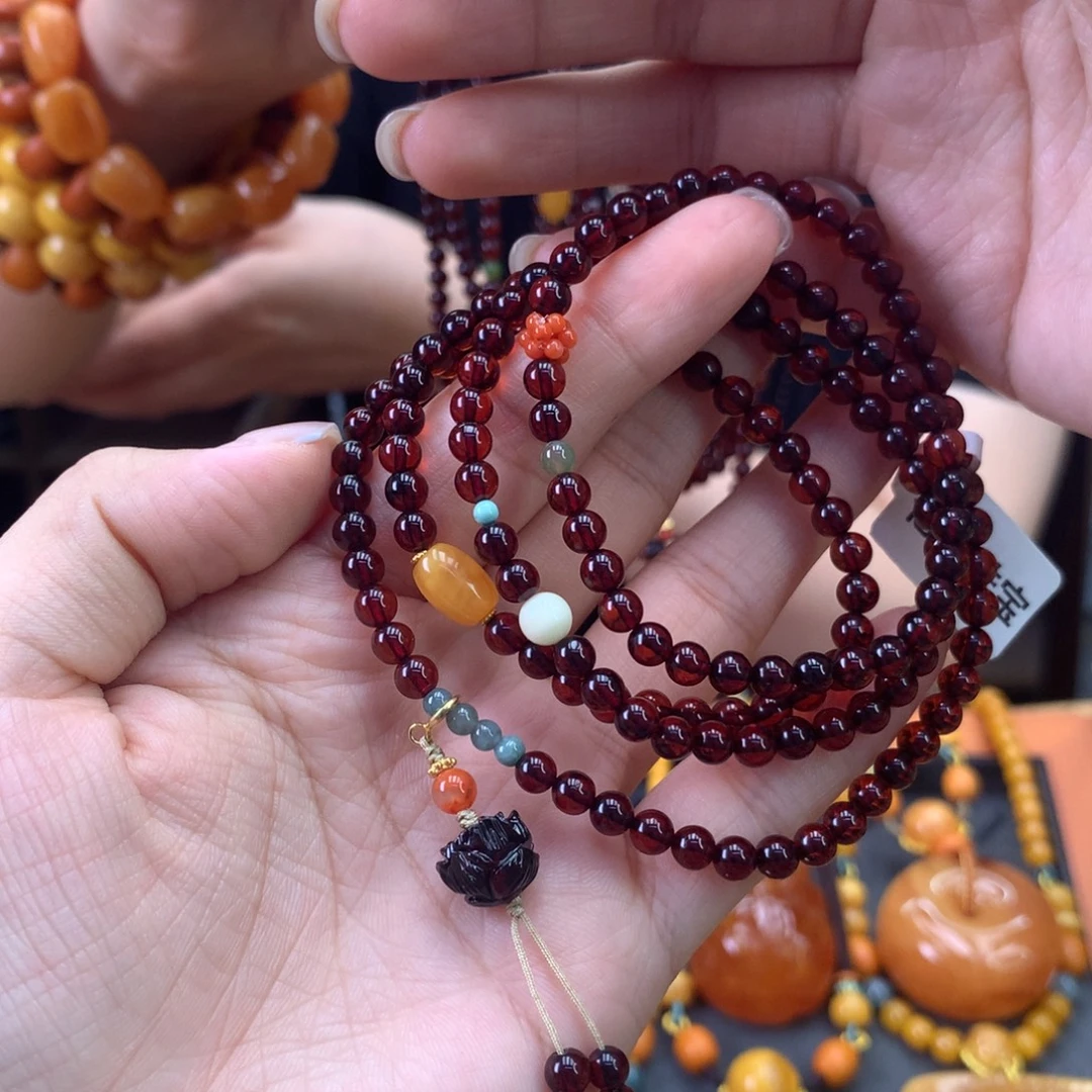 未镶嵌血珀手串多样性发