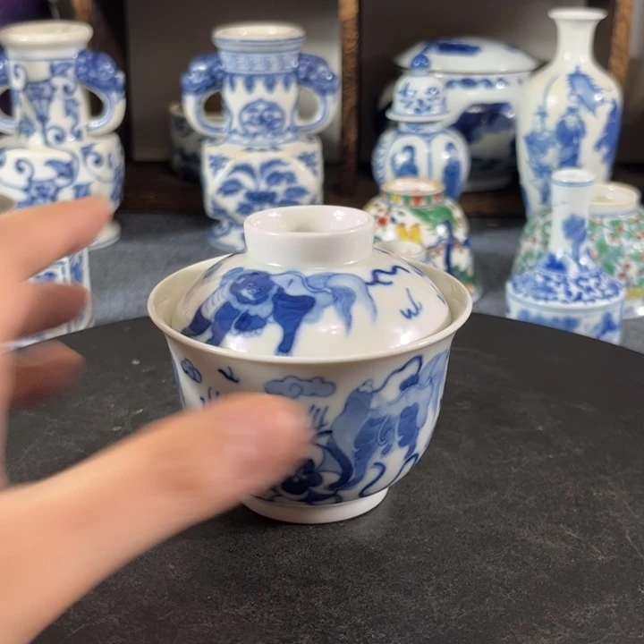生***虎摆件一个青花的小盖碗
