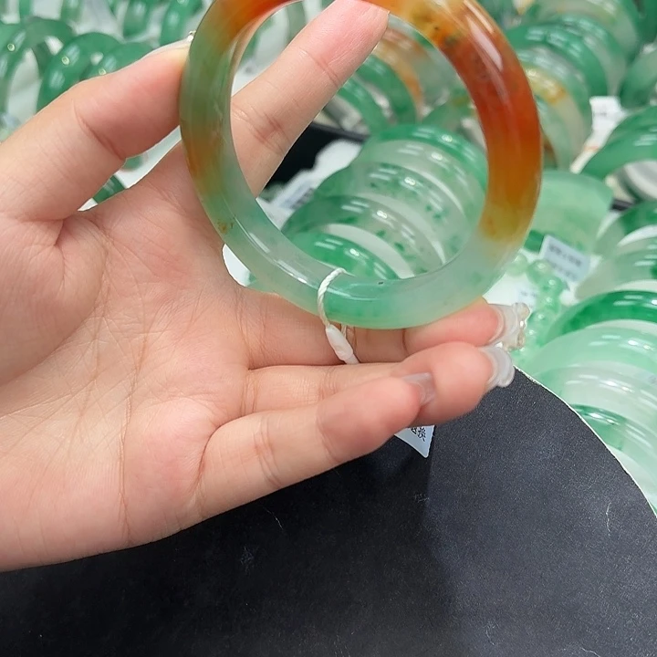 未镶嵌手镯石英质玉（非洲翠）