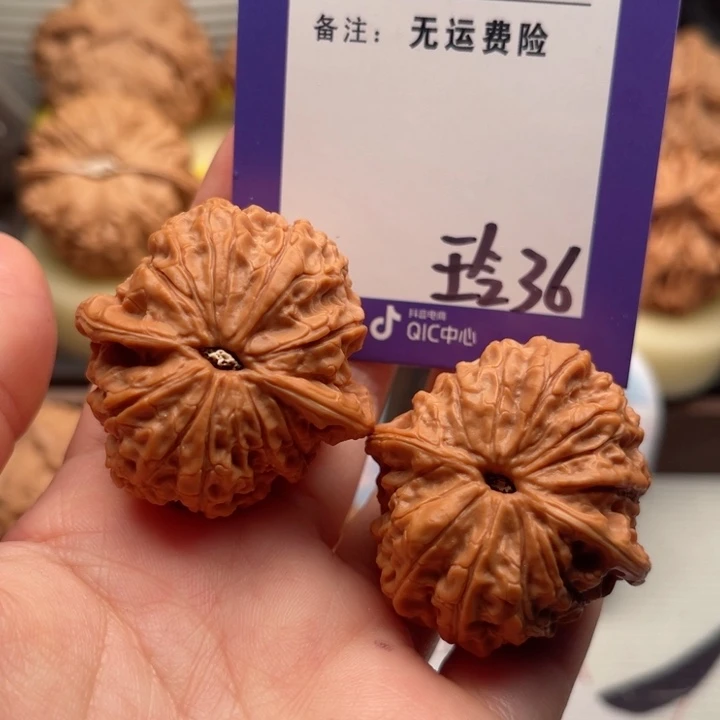 吊坠文玩核桃轻****怀文玩核桃36